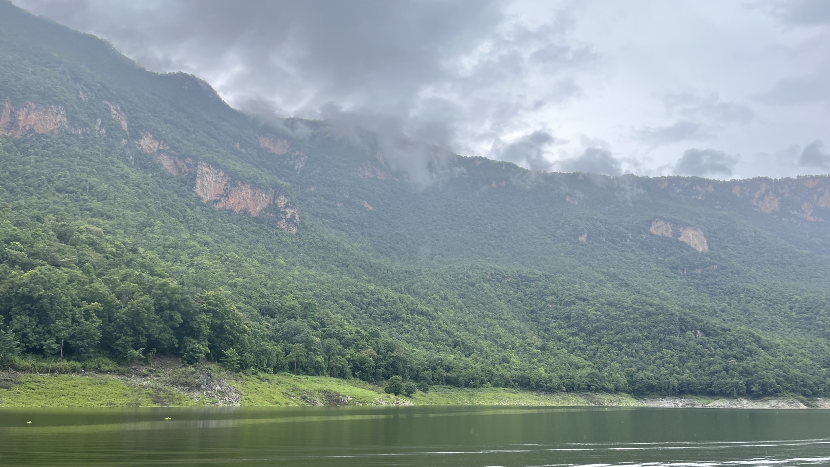 104 - https://แพศรีอุดมทรัพย์.com | ล่องแพศรีอุดมทรัพย์เหนือเขื่อนภูมิพล เพลิดเพลินกับธรรมชาติสองฝั่งทะเลสาบแม่ปิง ชมป่าไม้ น้ำตก ถ้ำ และโบราณสถาน ตลอดเส้นทาง 160 กม. จากตากสู่ดอยเต่า เชียงใหม่