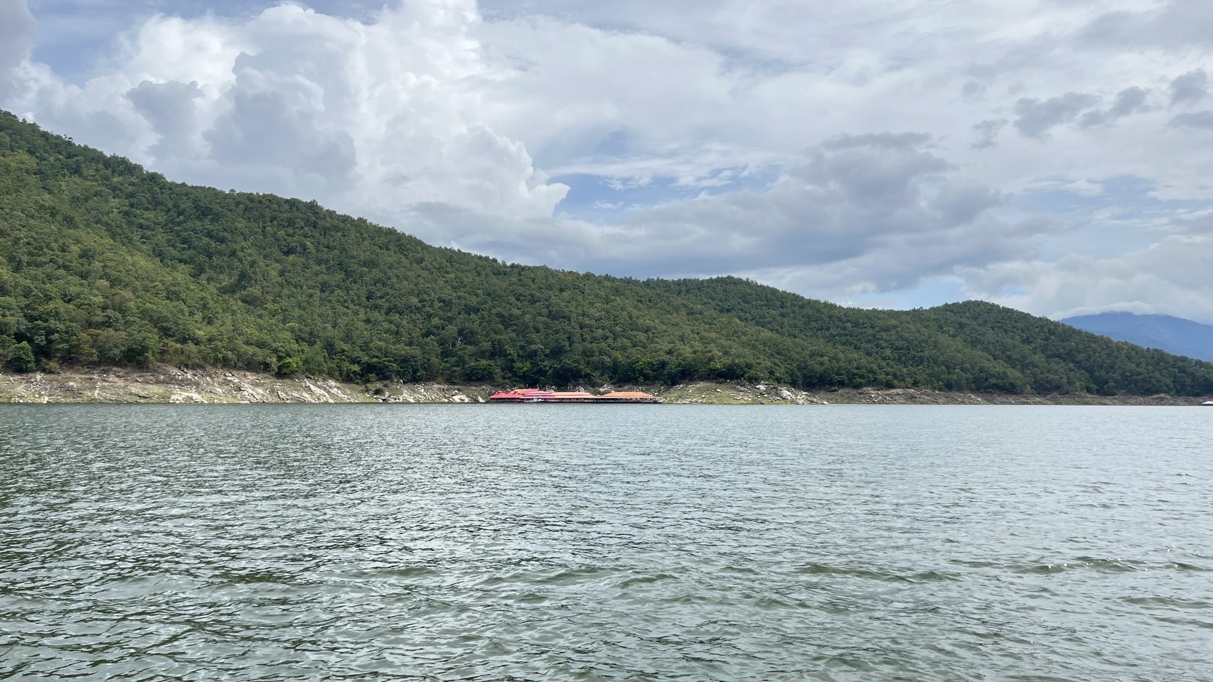 107 - https://แพศรีอุดมทรัพย์.com | ล่องแพศรีอุดมทรัพย์เหนือเขื่อนภูมิพล เพลิดเพลินกับธรรมชาติสองฝั่งทะเลสาบแม่ปิง ชมป่าไม้ น้ำตก ถ้ำ และโบราณสถาน ตลอดเส้นทาง 160 กม. จากตากสู่ดอยเต่า เชียงใหม่