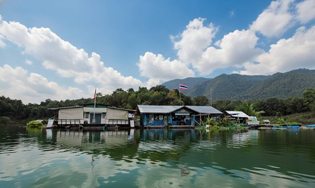 11001 - https://แพศรีอุดมทรัพย์.com | ล่องแพศรีอุดมทรัพย์เหนือเขื่อนภูมิพล เพลิดเพลินกับธรรมชาติสองฝั่งทะเลสาบแม่ปิง ชมป่าไม้ น้ำตก ถ้ำ และโบราณสถาน ตลอดเส้นทาง 160 กม. จากตากสู่ดอยเต่า เชียงใหม่