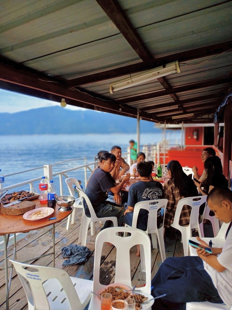 111 - https://แพศรีอุดมทรัพย์.com | ล่องแพศรีอุดมทรัพย์เหนือเขื่อนภูมิพล เพลิดเพลินกับธรรมชาติสองฝั่งทะเลสาบแม่ปิง ชมป่าไม้ น้ำตก ถ้ำ และโบราณสถาน ตลอดเส้นทาง 160 กม. จากตากสู่ดอยเต่า เชียงใหม่