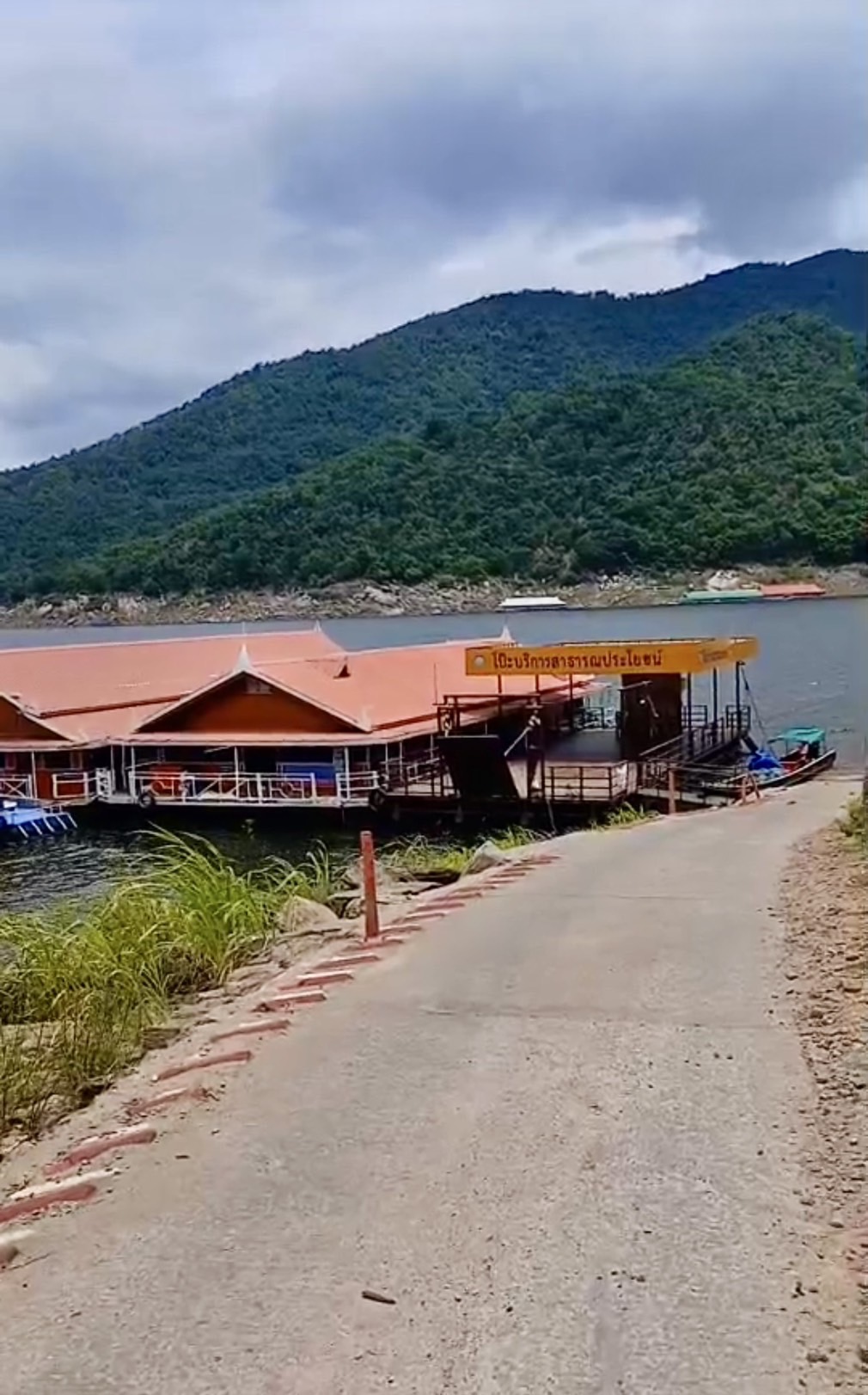 112 - https://แพศรีอุดมทรัพย์.com | ล่องแพศรีอุดมทรัพย์เหนือเขื่อนภูมิพล เพลิดเพลินกับธรรมชาติสองฝั่งทะเลสาบแม่ปิง ชมป่าไม้ น้ำตก ถ้ำ และโบราณสถาน ตลอดเส้นทาง 160 กม. จากตากสู่ดอยเต่า เชียงใหม่