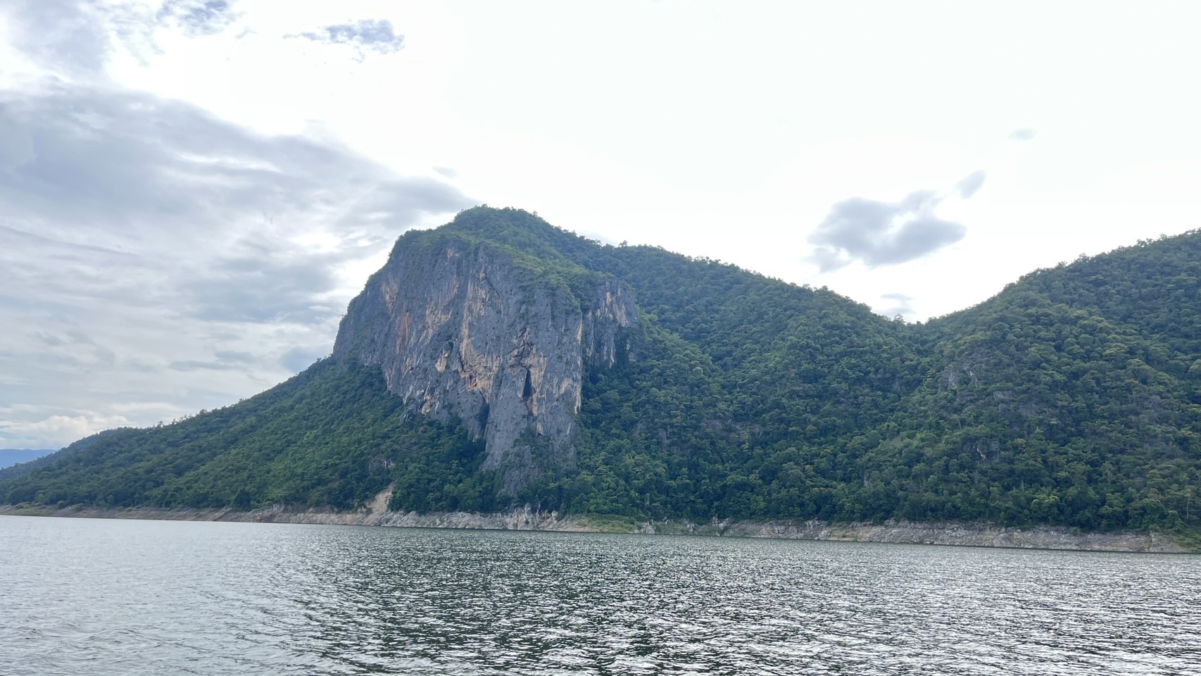 113 - https://แพศรีอุดมทรัพย์.com | ล่องแพศรีอุดมทรัพย์เหนือเขื่อนภูมิพล เพลิดเพลินกับธรรมชาติสองฝั่งทะเลสาบแม่ปิง ชมป่าไม้ น้ำตก ถ้ำ และโบราณสถาน ตลอดเส้นทาง 160 กม. จากตากสู่ดอยเต่า เชียงใหม่