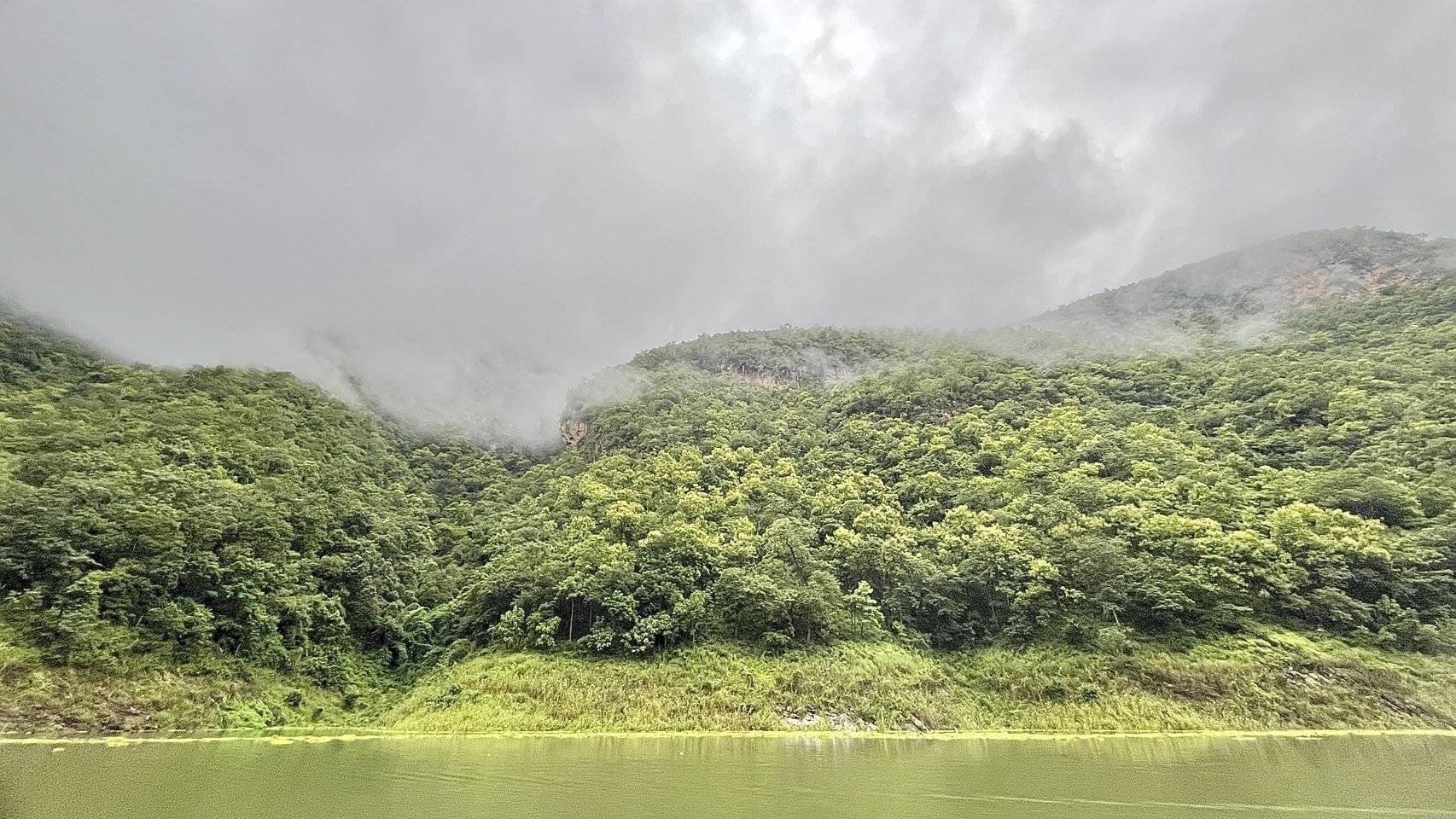 115 - https://แพศรีอุดมทรัพย์.com | ล่องแพศรีอุดมทรัพย์เหนือเขื่อนภูมิพล เพลิดเพลินกับธรรมชาติสองฝั่งทะเลสาบแม่ปิง ชมป่าไม้ น้ำตก ถ้ำ และโบราณสถาน ตลอดเส้นทาง 160 กม. จากตากสู่ดอยเต่า เชียงใหม่