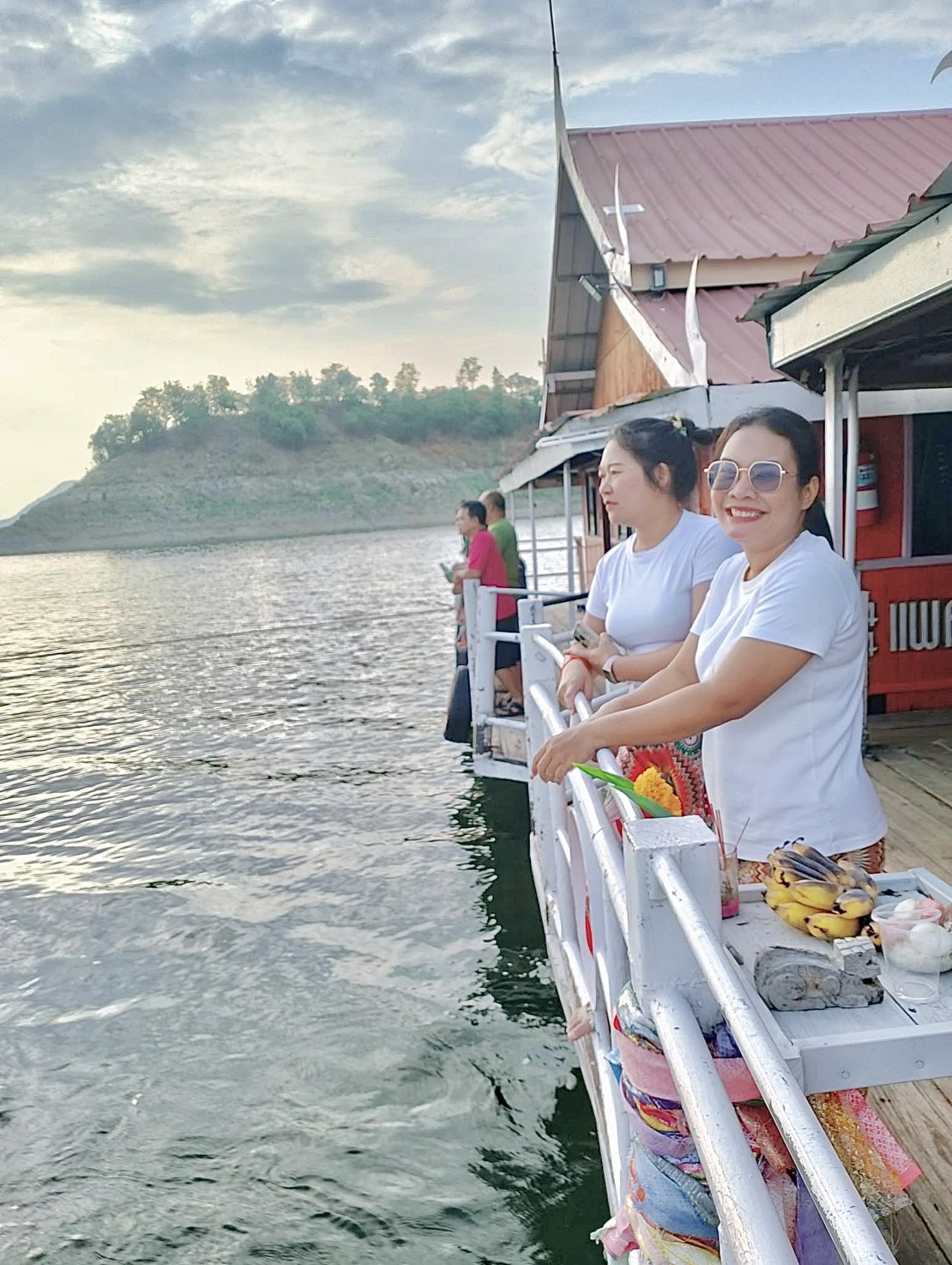 118 - https://แพศรีอุดมทรัพย์.com | ล่องแพศรีอุดมทรัพย์เหนือเขื่อนภูมิพล เพลิดเพลินกับธรรมชาติสองฝั่งทะเลสาบแม่ปิง ชมป่าไม้ น้ำตก ถ้ำ และโบราณสถาน ตลอดเส้นทาง 160 กม. จากตากสู่ดอยเต่า เชียงใหม่