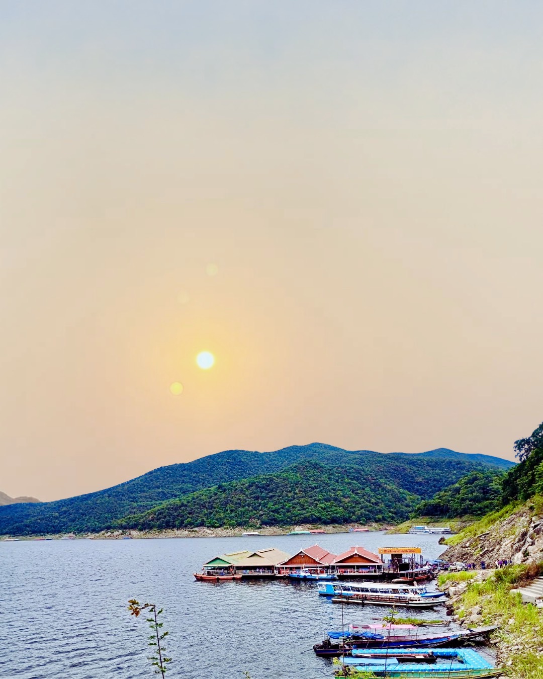 18 - https://แพศรีอุดมทรัพย์.com | ล่องแพศรีอุดมทรัพย์เหนือเขื่อนภูมิพล เพลิดเพลินกับธรรมชาติสองฝั่งทะเลสาบแม่ปิง ชมป่าไม้ น้ำตก ถ้ำ และโบราณสถาน ตลอดเส้นทาง 160 กม. จากตากสู่ดอยเต่า เชียงใหม่