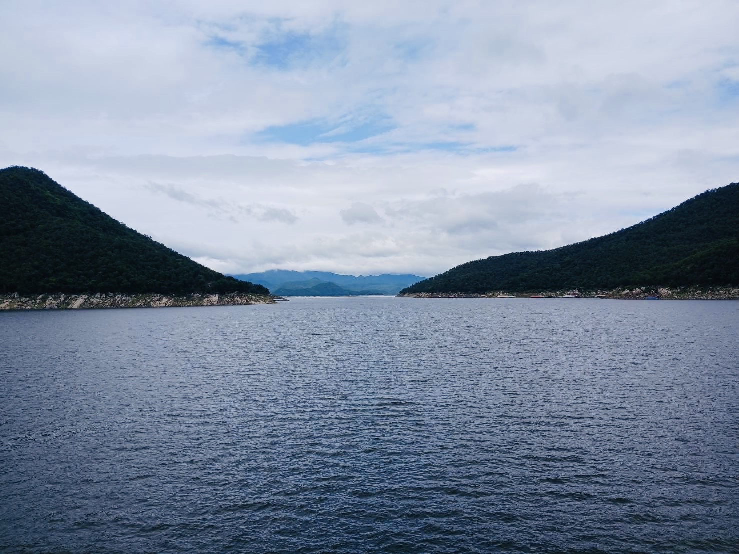 23 - https://แพศรีอุดมทรัพย์.com | ล่องแพศรีอุดมทรัพย์เหนือเขื่อนภูมิพล เพลิดเพลินกับธรรมชาติสองฝั่งทะเลสาบแม่ปิง ชมป่าไม้ น้ำตก ถ้ำ และโบราณสถาน ตลอดเส้นทาง 160 กม. จากตากสู่ดอยเต่า เชียงใหม่