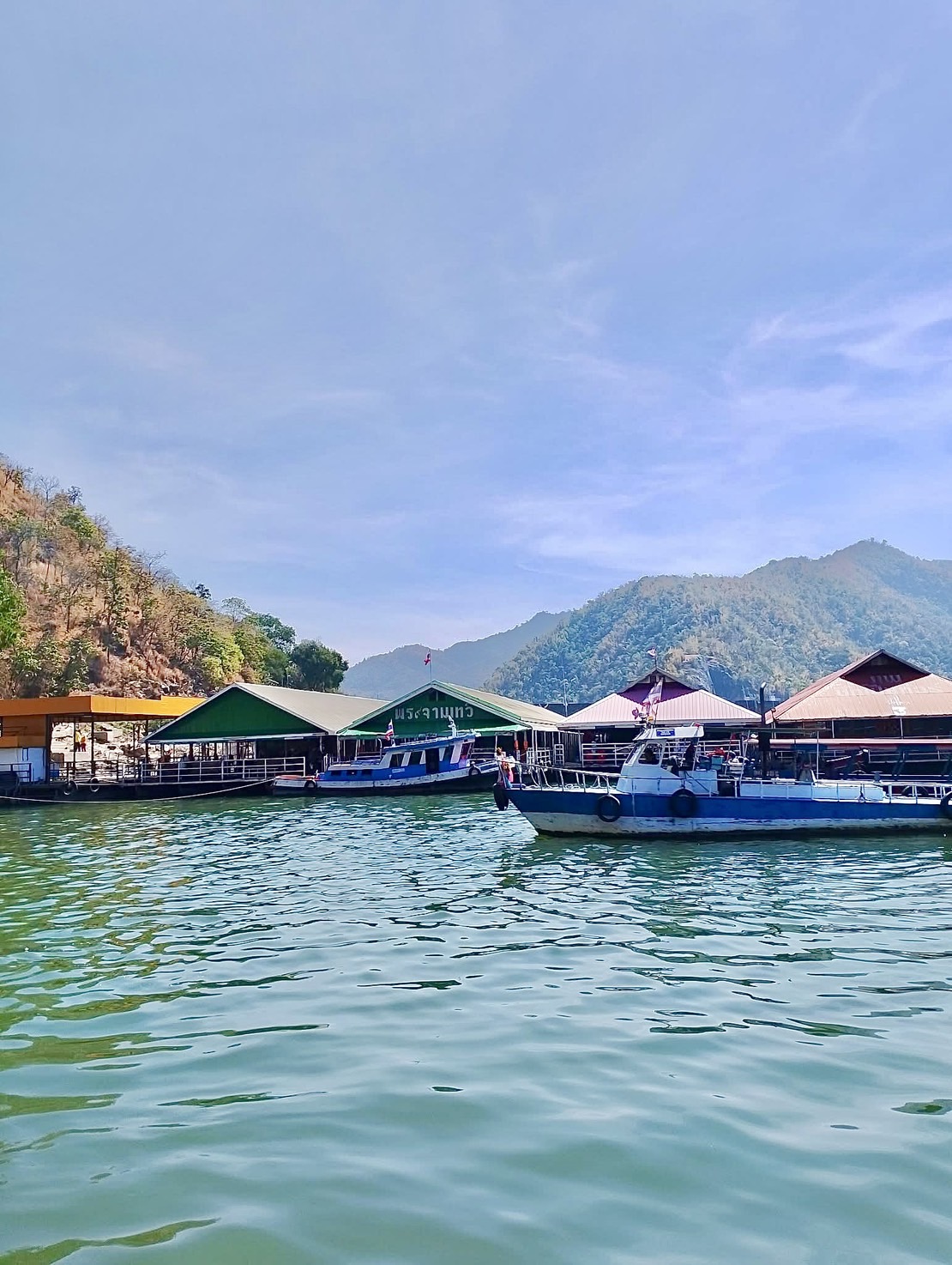 24 - https://แพศรีอุดมทรัพย์.com | ล่องแพศรีอุดมทรัพย์เหนือเขื่อนภูมิพล เพลิดเพลินกับธรรมชาติสองฝั่งทะเลสาบแม่ปิง ชมป่าไม้ น้ำตก ถ้ำ และโบราณสถาน ตลอดเส้นทาง 160 กม. จากตากสู่ดอยเต่า เชียงใหม่