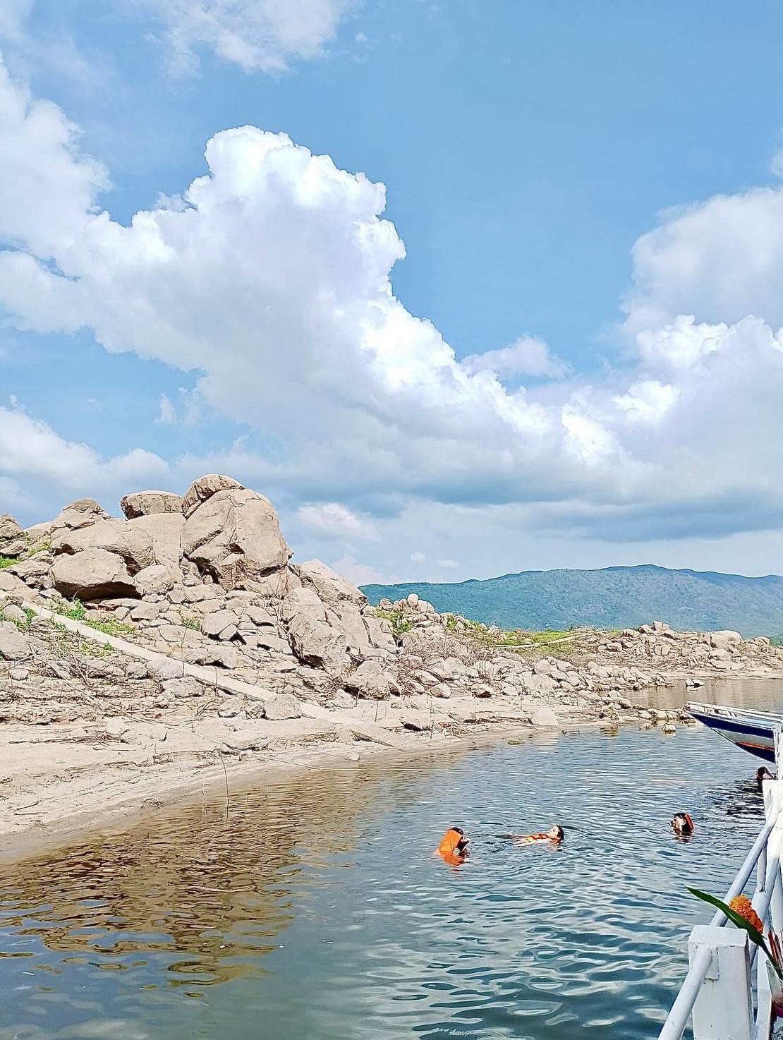 25 - https://แพศรีอุดมทรัพย์.com | ล่องแพศรีอุดมทรัพย์เหนือเขื่อนภูมิพล เพลิดเพลินกับธรรมชาติสองฝั่งทะเลสาบแม่ปิง ชมป่าไม้ น้ำตก ถ้ำ และโบราณสถาน ตลอดเส้นทาง 160 กม. จากตากสู่ดอยเต่า เชียงใหม่