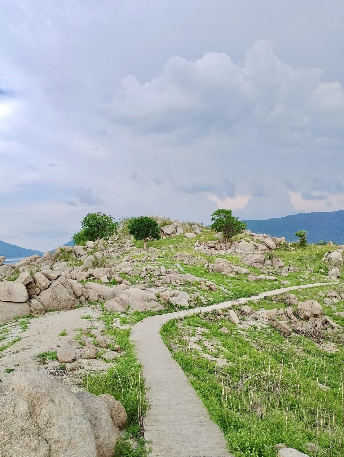 28 - https://แพศรีอุดมทรัพย์.com | ล่องแพศรีอุดมทรัพย์เหนือเขื่อนภูมิพล เพลิดเพลินกับธรรมชาติสองฝั่งทะเลสาบแม่ปิง ชมป่าไม้ น้ำตก ถ้ำ และโบราณสถาน ตลอดเส้นทาง 160 กม. จากตากสู่ดอยเต่า เชียงใหม่