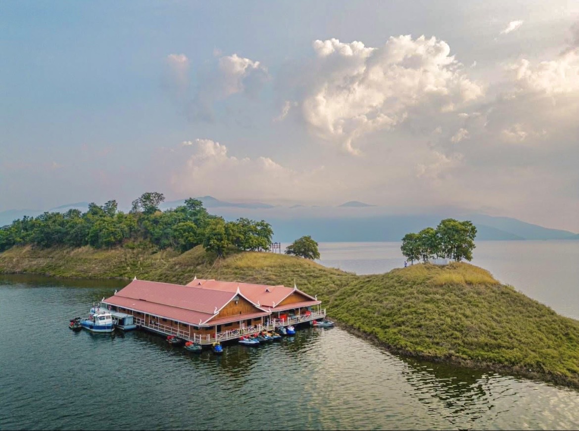 31 - https://แพศรีอุดมทรัพย์.com | ล่องแพศรีอุดมทรัพย์เหนือเขื่อนภูมิพล เพลิดเพลินกับธรรมชาติสองฝั่งทะเลสาบแม่ปิง ชมป่าไม้ น้ำตก ถ้ำ และโบราณสถาน ตลอดเส้นทาง 160 กม. จากตากสู่ดอยเต่า เชียงใหม่