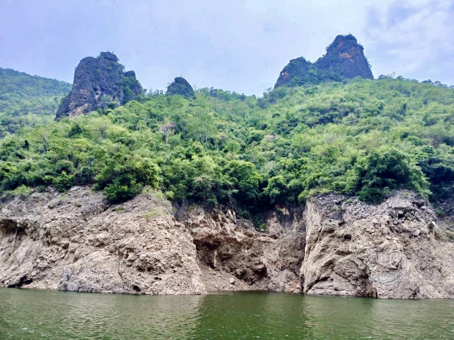 32 - https://แพศรีอุดมทรัพย์.com | ล่องแพศรีอุดมทรัพย์เหนือเขื่อนภูมิพล เพลิดเพลินกับธรรมชาติสองฝั่งทะเลสาบแม่ปิง ชมป่าไม้ น้ำตก ถ้ำ และโบราณสถาน ตลอดเส้นทาง 160 กม. จากตากสู่ดอยเต่า เชียงใหม่