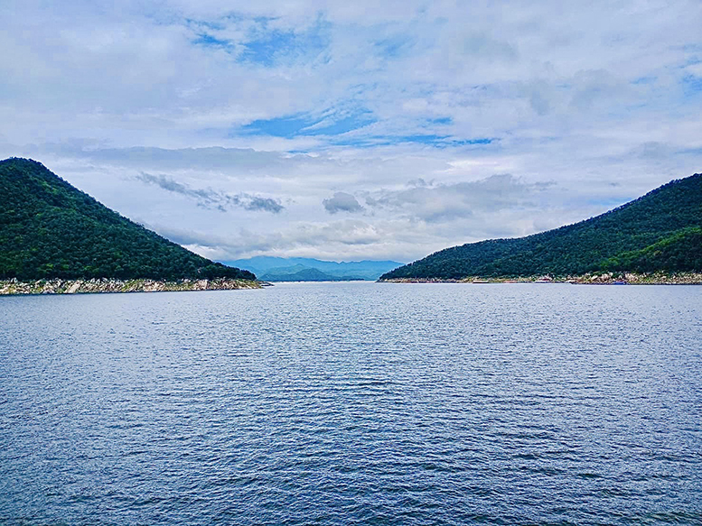 35 - https://แพศรีอุดมทรัพย์.com | ล่องแพศรีอุดมทรัพย์เหนือเขื่อนภูมิพล เพลิดเพลินกับธรรมชาติสองฝั่งทะเลสาบแม่ปิง ชมป่าไม้ น้ำตก ถ้ำ และโบราณสถาน ตลอดเส้นทาง 160 กม. จากตากสู่ดอยเต่า เชียงใหม่