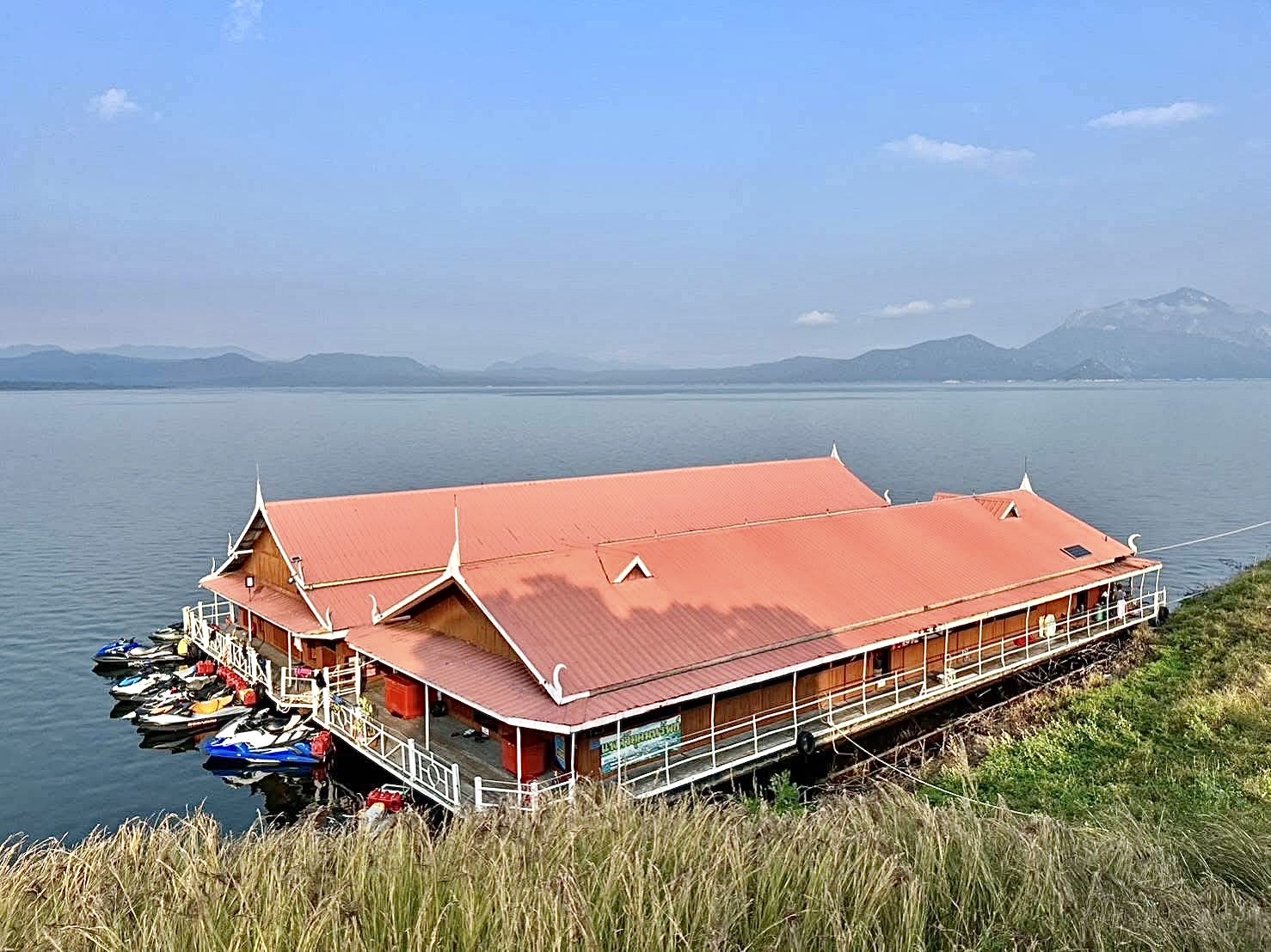 39 - https://แพศรีอุดมทรัพย์.com | ล่องแพศรีอุดมทรัพย์เหนือเขื่อนภูมิพล เพลิดเพลินกับธรรมชาติสองฝั่งทะเลสาบแม่ปิง ชมป่าไม้ น้ำตก ถ้ำ และโบราณสถาน ตลอดเส้นทาง 160 กม. จากตากสู่ดอยเต่า เชียงใหม่