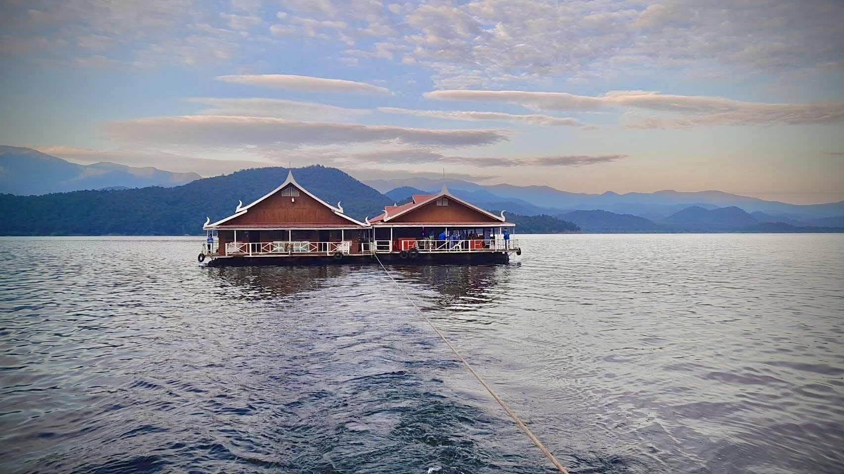 40 - https://แพศรีอุดมทรัพย์.com | ล่องแพศรีอุดมทรัพย์เหนือเขื่อนภูมิพล เพลิดเพลินกับธรรมชาติสองฝั่งทะเลสาบแม่ปิง ชมป่าไม้ น้ำตก ถ้ำ และโบราณสถาน ตลอดเส้นทาง 160 กม. จากตากสู่ดอยเต่า เชียงใหม่