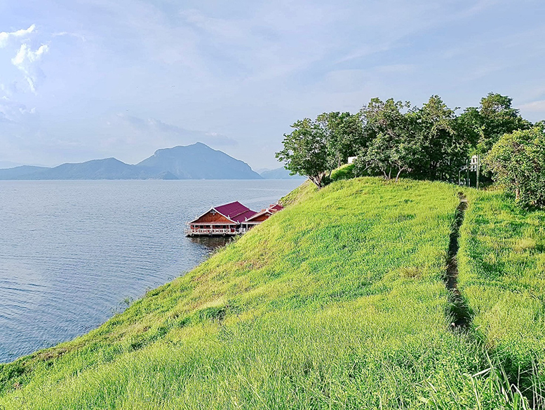 44 - https://แพศรีอุดมทรัพย์.com | ล่องแพศรีอุดมทรัพย์เหนือเขื่อนภูมิพล เพลิดเพลินกับธรรมชาติสองฝั่งทะเลสาบแม่ปิง ชมป่าไม้ น้ำตก ถ้ำ และโบราณสถาน ตลอดเส้นทาง 160 กม. จากตากสู่ดอยเต่า เชียงใหม่