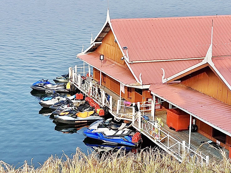 47 - https://แพศรีอุดมทรัพย์.com | ล่องแพศรีอุดมทรัพย์เหนือเขื่อนภูมิพล เพลิดเพลินกับธรรมชาติสองฝั่งทะเลสาบแม่ปิง ชมป่าไม้ น้ำตก ถ้ำ และโบราณสถาน ตลอดเส้นทาง 160 กม. จากตากสู่ดอยเต่า เชียงใหม่