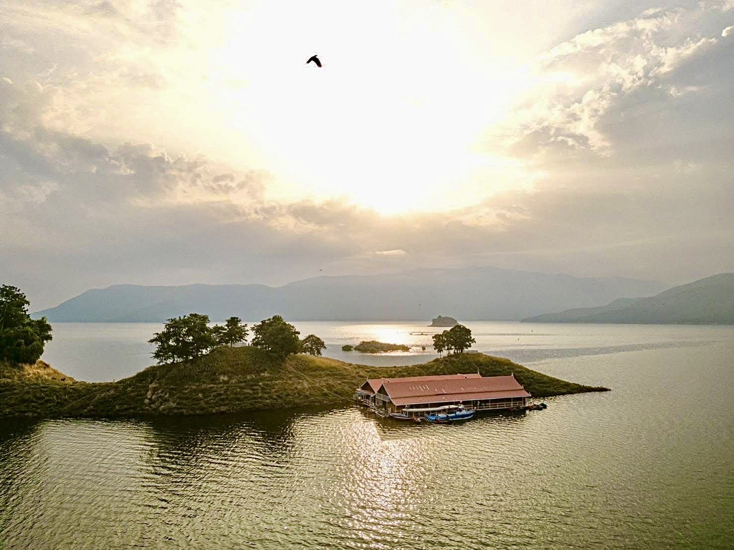 48 - https://แพศรีอุดมทรัพย์.com | ล่องแพศรีอุดมทรัพย์เหนือเขื่อนภูมิพล เพลิดเพลินกับธรรมชาติสองฝั่งทะเลสาบแม่ปิง ชมป่าไม้ น้ำตก ถ้ำ และโบราณสถาน ตลอดเส้นทาง 160 กม. จากตากสู่ดอยเต่า เชียงใหม่