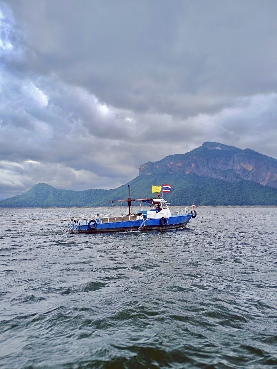 49 - https://แพศรีอุดมทรัพย์.com | ล่องแพศรีอุดมทรัพย์เหนือเขื่อนภูมิพล เพลิดเพลินกับธรรมชาติสองฝั่งทะเลสาบแม่ปิง ชมป่าไม้ น้ำตก ถ้ำ และโบราณสถาน ตลอดเส้นทาง 160 กม. จากตากสู่ดอยเต่า เชียงใหม่