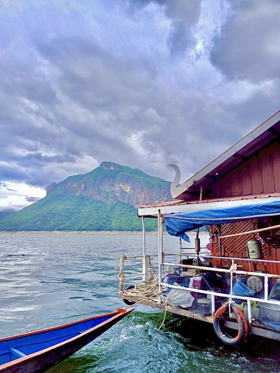 53 - https://แพศรีอุดมทรัพย์.com | ล่องแพศรีอุดมทรัพย์เหนือเขื่อนภูมิพล เพลิดเพลินกับธรรมชาติสองฝั่งทะเลสาบแม่ปิง ชมป่าไม้ น้ำตก ถ้ำ และโบราณสถาน ตลอดเส้นทาง 160 กม. จากตากสู่ดอยเต่า เชียงใหม่