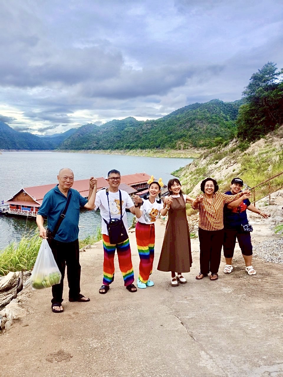 54 - https://แพศรีอุดมทรัพย์.com | ล่องแพศรีอุดมทรัพย์เหนือเขื่อนภูมิพล เพลิดเพลินกับธรรมชาติสองฝั่งทะเลสาบแม่ปิง ชมป่าไม้ น้ำตก ถ้ำ และโบราณสถาน ตลอดเส้นทาง 160 กม. จากตากสู่ดอยเต่า เชียงใหม่