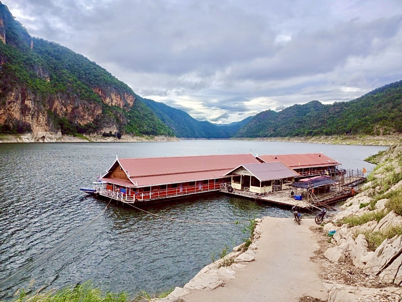 56 - https://แพศรีอุดมทรัพย์.com | ล่องแพศรีอุดมทรัพย์เหนือเขื่อนภูมิพล เพลิดเพลินกับธรรมชาติสองฝั่งทะเลสาบแม่ปิง ชมป่าไม้ น้ำตก ถ้ำ และโบราณสถาน ตลอดเส้นทาง 160 กม. จากตากสู่ดอยเต่า เชียงใหม่