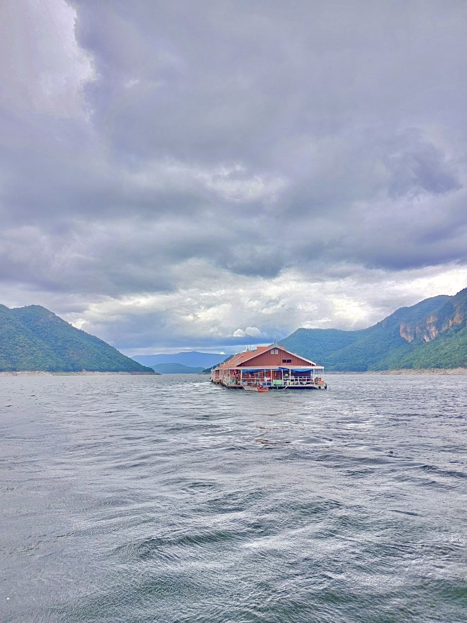 57 - https://แพศรีอุดมทรัพย์.com | ล่องแพศรีอุดมทรัพย์เหนือเขื่อนภูมิพล เพลิดเพลินกับธรรมชาติสองฝั่งทะเลสาบแม่ปิง ชมป่าไม้ น้ำตก ถ้ำ และโบราณสถาน ตลอดเส้นทาง 160 กม. จากตากสู่ดอยเต่า เชียงใหม่