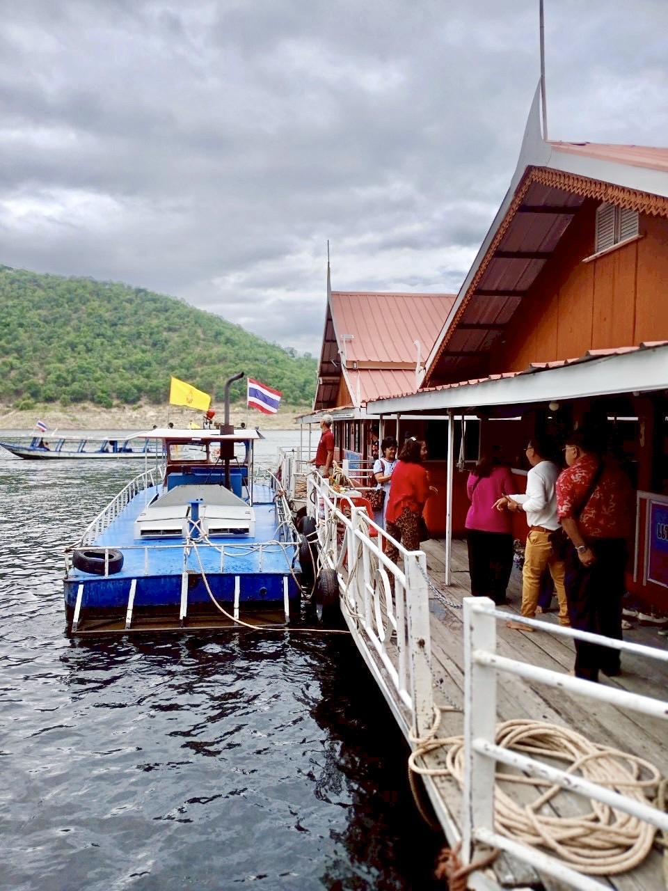 61 - https://แพศรีอุดมทรัพย์.com | ล่องแพศรีอุดมทรัพย์เหนือเขื่อนภูมิพล เพลิดเพลินกับธรรมชาติสองฝั่งทะเลสาบแม่ปิง ชมป่าไม้ น้ำตก ถ้ำ และโบราณสถาน ตลอดเส้นทาง 160 กม. จากตากสู่ดอยเต่า เชียงใหม่