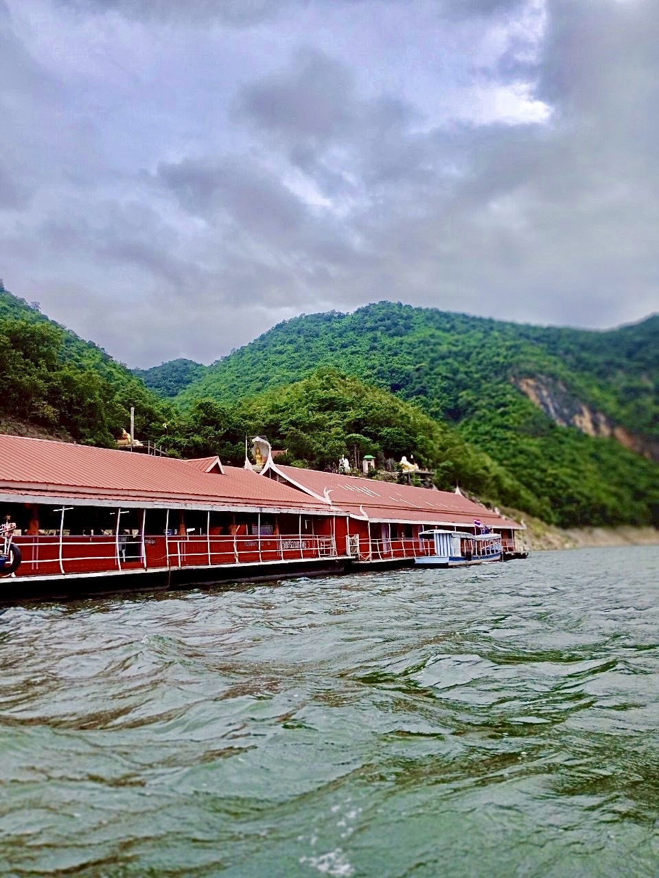 62 - https://แพศรีอุดมทรัพย์.com | ล่องแพศรีอุดมทรัพย์เหนือเขื่อนภูมิพล เพลิดเพลินกับธรรมชาติสองฝั่งทะเลสาบแม่ปิง ชมป่าไม้ น้ำตก ถ้ำ และโบราณสถาน ตลอดเส้นทาง 160 กม. จากตากสู่ดอยเต่า เชียงใหม่