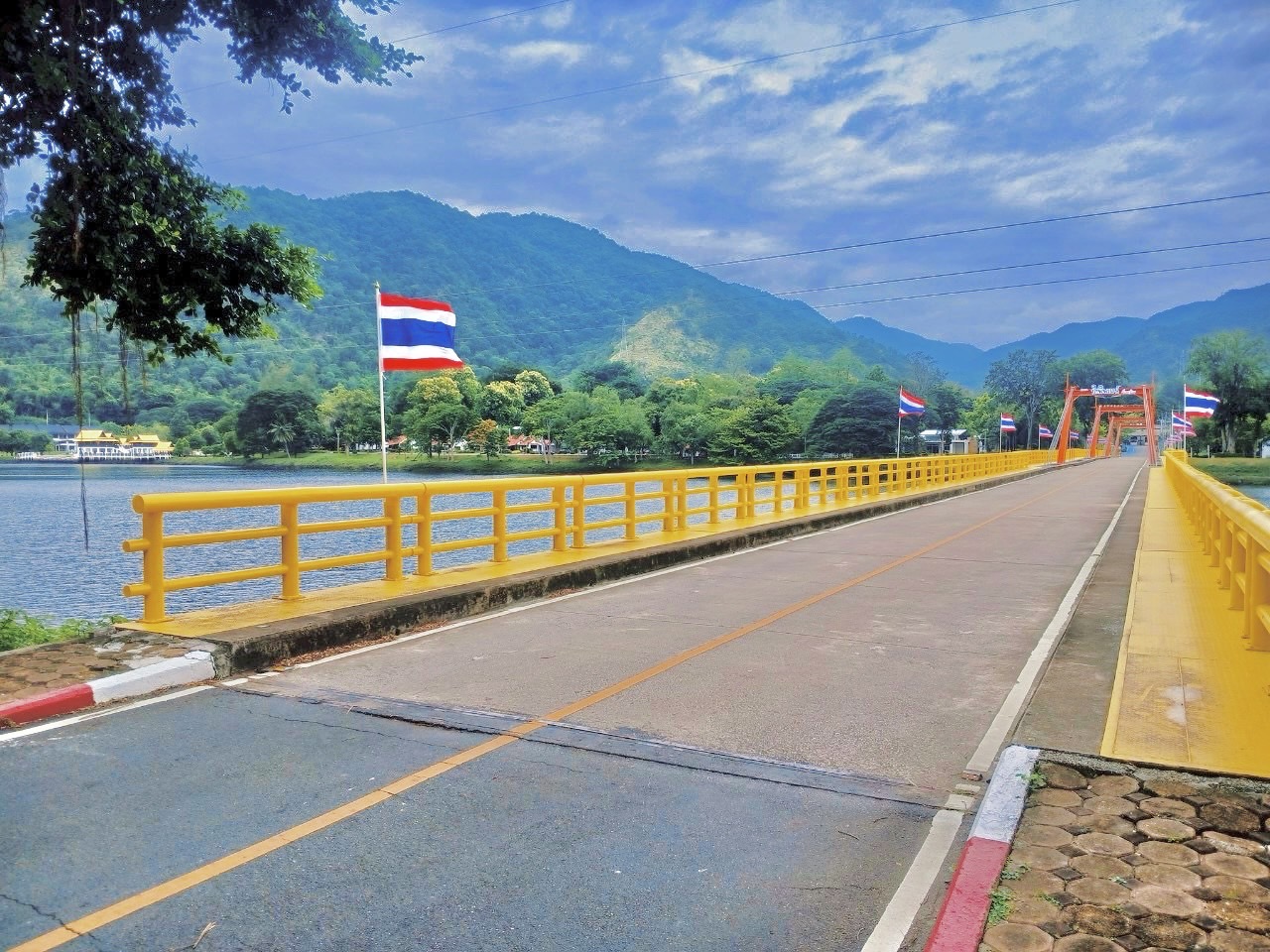 76 - https://แพศรีอุดมทรัพย์.com | ล่องแพศรีอุดมทรัพย์เหนือเขื่อนภูมิพล เพลิดเพลินกับธรรมชาติสองฝั่งทะเลสาบแม่ปิง ชมป่าไม้ น้ำตก ถ้ำ และโบราณสถาน ตลอดเส้นทาง 160 กม. จากตากสู่ดอยเต่า เชียงใหม่