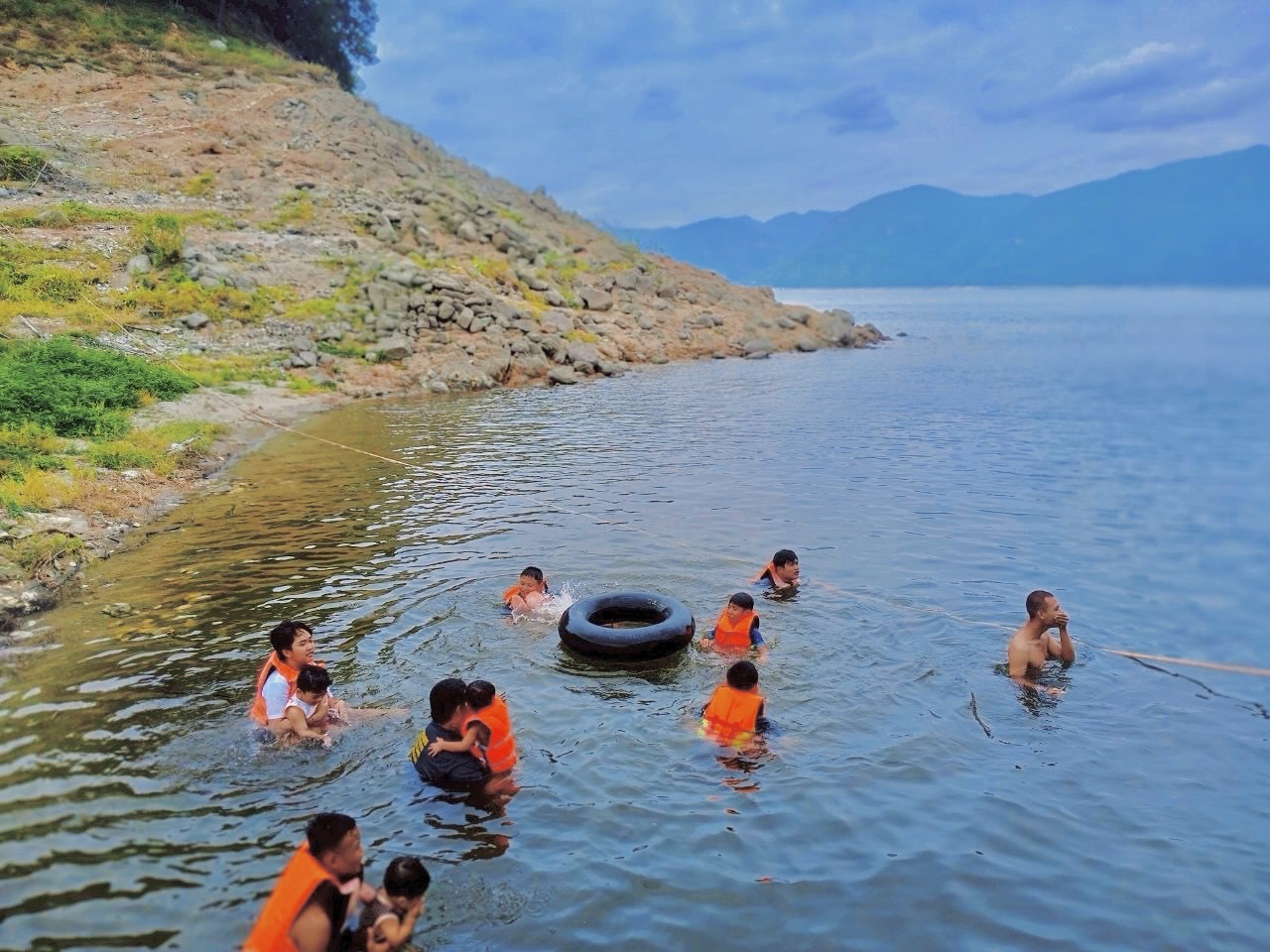 82 - https://แพศรีอุดมทรัพย์.com | ล่องแพศรีอุดมทรัพย์เหนือเขื่อนภูมิพล เพลิดเพลินกับธรรมชาติสองฝั่งทะเลสาบแม่ปิง ชมป่าไม้ น้ำตก ถ้ำ และโบราณสถาน ตลอดเส้นทาง 160 กม. จากตากสู่ดอยเต่า เชียงใหม่