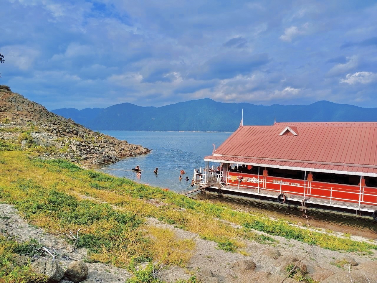 86 - https://แพศรีอุดมทรัพย์.com | ล่องแพศรีอุดมทรัพย์เหนือเขื่อนภูมิพล เพลิดเพลินกับธรรมชาติสองฝั่งทะเลสาบแม่ปิง ชมป่าไม้ น้ำตก ถ้ำ และโบราณสถาน ตลอดเส้นทาง 160 กม. จากตากสู่ดอยเต่า เชียงใหม่