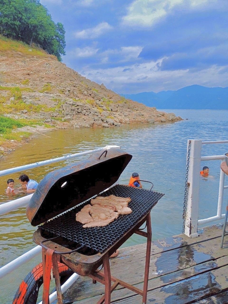 87 - https://แพศรีอุดมทรัพย์.com | ล่องแพศรีอุดมทรัพย์เหนือเขื่อนภูมิพล เพลิดเพลินกับธรรมชาติสองฝั่งทะเลสาบแม่ปิง ชมป่าไม้ น้ำตก ถ้ำ และโบราณสถาน ตลอดเส้นทาง 160 กม. จากตากสู่ดอยเต่า เชียงใหม่