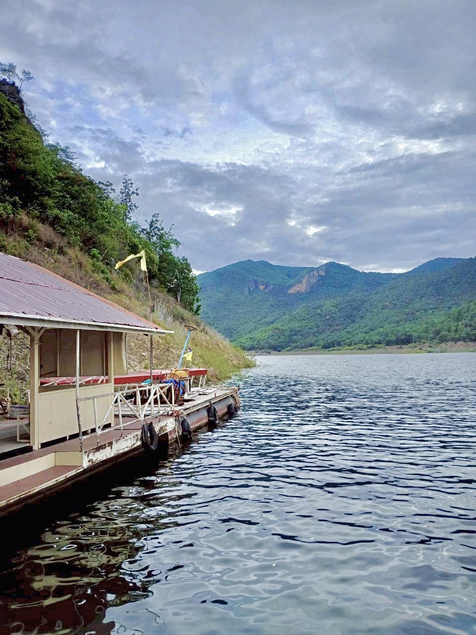 88 - https://แพศรีอุดมทรัพย์.com | ล่องแพศรีอุดมทรัพย์เหนือเขื่อนภูมิพล เพลิดเพลินกับธรรมชาติสองฝั่งทะเลสาบแม่ปิง ชมป่าไม้ น้ำตก ถ้ำ และโบราณสถาน ตลอดเส้นทาง 160 กม. จากตากสู่ดอยเต่า เชียงใหม่