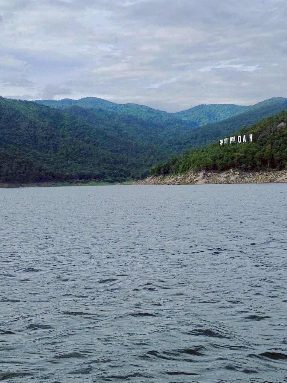 90 - https://แพศรีอุดมทรัพย์.com | ล่องแพศรีอุดมทรัพย์เหนือเขื่อนภูมิพล เพลิดเพลินกับธรรมชาติสองฝั่งทะเลสาบแม่ปิง ชมป่าไม้ น้ำตก ถ้ำ และโบราณสถาน ตลอดเส้นทาง 160 กม. จากตากสู่ดอยเต่า เชียงใหม่