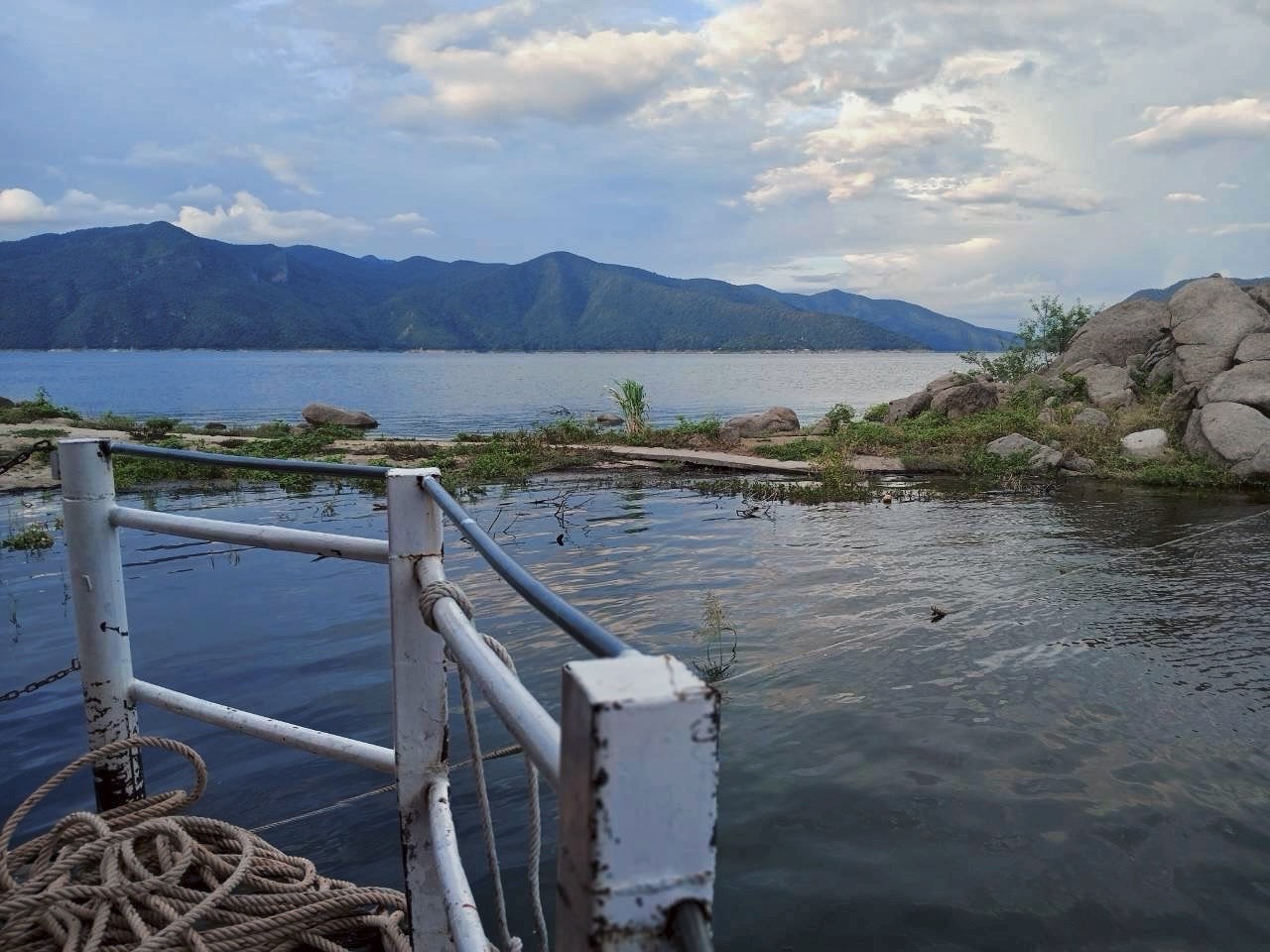 91 - https://แพศรีอุดมทรัพย์.com | ล่องแพศรีอุดมทรัพย์เหนือเขื่อนภูมิพล เพลิดเพลินกับธรรมชาติสองฝั่งทะเลสาบแม่ปิง ชมป่าไม้ น้ำตก ถ้ำ และโบราณสถาน ตลอดเส้นทาง 160 กม. จากตากสู่ดอยเต่า เชียงใหม่