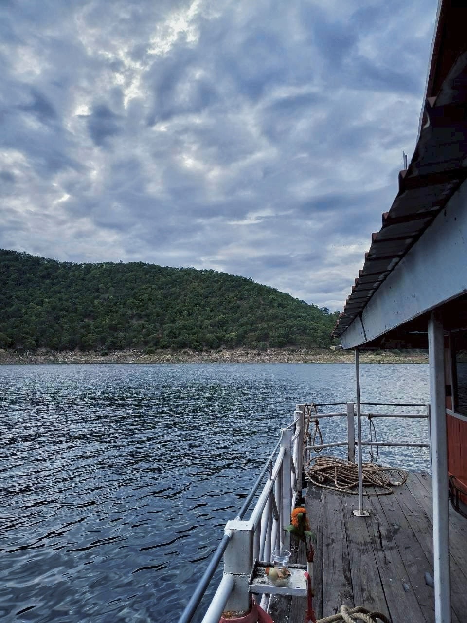 92 - https://แพศรีอุดมทรัพย์.com | ล่องแพศรีอุดมทรัพย์เหนือเขื่อนภูมิพล เพลิดเพลินกับธรรมชาติสองฝั่งทะเลสาบแม่ปิง ชมป่าไม้ น้ำตก ถ้ำ และโบราณสถาน ตลอดเส้นทาง 160 กม. จากตากสู่ดอยเต่า เชียงใหม่