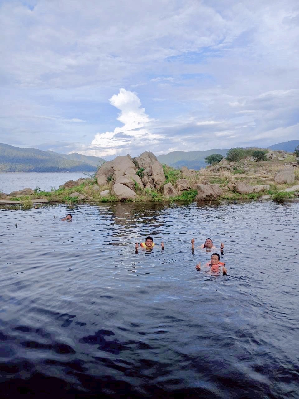 93 - https://แพศรีอุดมทรัพย์.com | ล่องแพศรีอุดมทรัพย์เหนือเขื่อนภูมิพล เพลิดเพลินกับธรรมชาติสองฝั่งทะเลสาบแม่ปิง ชมป่าไม้ น้ำตก ถ้ำ และโบราณสถาน ตลอดเส้นทาง 160 กม. จากตากสู่ดอยเต่า เชียงใหม่