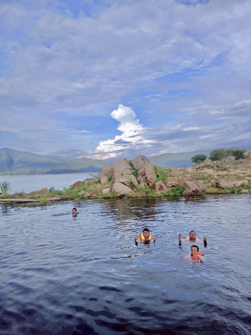 97 - https://แพศรีอุดมทรัพย์.com | ล่องแพศรีอุดมทรัพย์เหนือเขื่อนภูมิพล เพลิดเพลินกับธรรมชาติสองฝั่งทะเลสาบแม่ปิง ชมป่าไม้ น้ำตก ถ้ำ และโบราณสถาน ตลอดเส้นทาง 160 กม. จากตากสู่ดอยเต่า เชียงใหม่