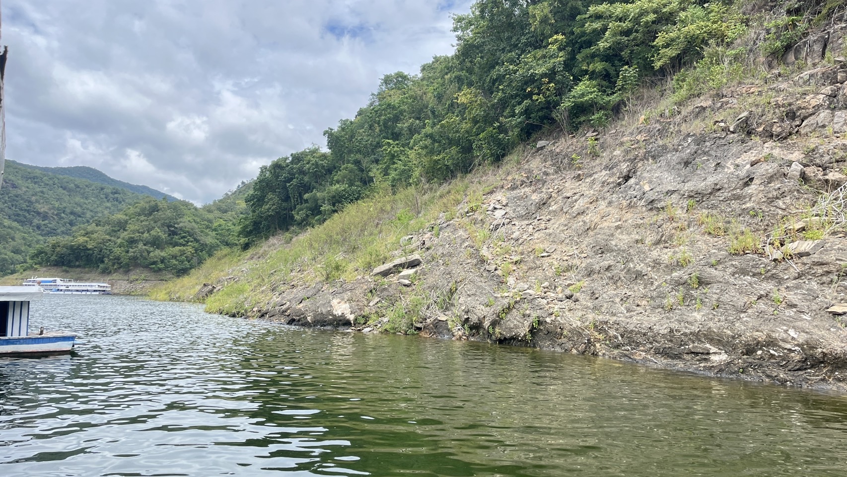 98 - https://แพศรีอุดมทรัพย์.com | ล่องแพศรีอุดมทรัพย์เหนือเขื่อนภูมิพล เพลิดเพลินกับธรรมชาติสองฝั่งทะเลสาบแม่ปิง ชมป่าไม้ น้ำตก ถ้ำ และโบราณสถาน ตลอดเส้นทาง 160 กม. จากตากสู่ดอยเต่า เชียงใหม่